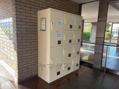 宅配ボックス。不在時でも荷物を受け取れる宅配ボックス付き。便利で清潔感があり出し入れしやすい設計なので日々の快適さが向上します＾＾