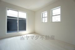 2面採光を確保した明るい室内は、風通しも良く、大変居心地の良い空間となっております。