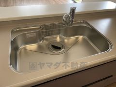 大きなお鍋も楽々洗える幅の広いシンクです＾＾ステンレスシンクなので簡単にお掃除できますよ。洗剤やスポンジもすっきりできる収納付き。
