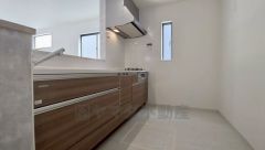 収納も、作業スペースも広々と設けられた使いやすいシステムキッチンです＾＾カウンターキッチンなので、ご家族と会話をしながら楽しくお料理ができます＾＾