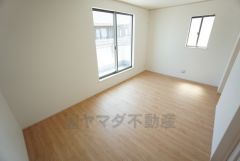 バルコニーに面した洋室です。大きな窓からやわらかな陽が差し込む明るいお部屋です。寝室としてもおすすめです。
