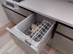 炊事時間を大幅に短縮できる食器洗浄乾燥機付き＾＾食器を洗う手間が減るので家族とのコミュニケーションの時間や自分の時間が増えますね。