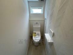 温水洗浄機付トイレです。トイレは2ヶ所設けられているので、来客時にも気兼ねなく使えますね。小窓付きで換気も出来ます。