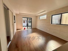 2面採光を確保したリビングは、陽光あふれる明るい空間です。ゆったり寛げる憩いの場となりそうです＾＾