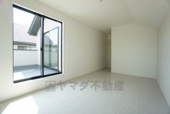 寛ぎの時間を紡ぎだす主寝室は、大型ベッドを置いても余裕の広さを確保しています。