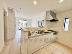 リビングダイニングを見渡せるキッチンです。家族とコミュニケーションをとりながら、楽しくお料理や片付けができそうです＾＾