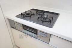 3種類の料理が同時に調理できる、3口ガスコンロ。忙しい夕食の支度時間が短縮できて効率よくお料理が楽しめます。