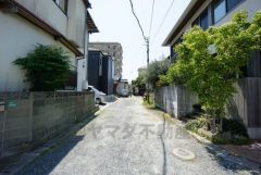 前面道路北側、私道4.7ｍ（私道持分1/6）に面しています。