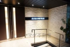 ライトアップされた玄関アプローチ