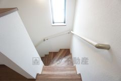 日中でも暗くなりがちな階段には、小窓を配置し採光も考えられたつくり＾＾手摺付きなので安全に上り下りできますね＾＾