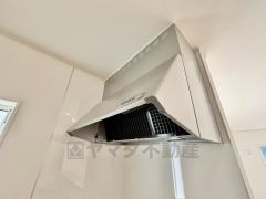 コンロ上には換気扇完備＾＾すぐ横に小窓が設けられているので、換気扇と合わせてWで換気できます＾＾