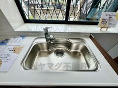 大きなお鍋も楽々洗える幅の広いシンクです＾＾ステンレスシンクなので簡単にお掃除できますよ。洗剤やスポンジもすっきりできる収納付き。