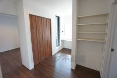 2階ホール部分には、収納コーナーを設けています。2階用のお掃除道具や日用品を入れておけば、わざわざ1階に取りに行かずに済むので便利ですね。