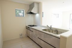 収納も、作業スペースも広々と設けられた使いやすいシステムキッチンです＾＾カウンターキッチンなので、ご家族と会話をしながら楽しくお料理ができます＾＾