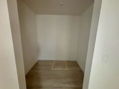 大容量のウォークインクローゼット。 季節ごとのお洋服全てを収納できるので、衣替えも楽になりますね＾＾
