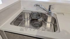 大きなお鍋も楽々洗える幅の広いシンクです＾＾ステンレスシンクなので簡単にお掃除できますよ。