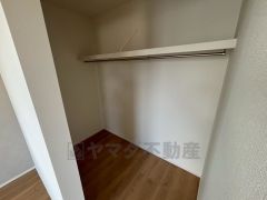 収納力豊富なウォークインクローゼット。洋服や小物などを1箇所にまとめて美しい収納を実現します。
