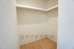 収納力豊富なウォークインクローゼット。洋服や小物などを1箇所にまとめて美しい収納を実現します。