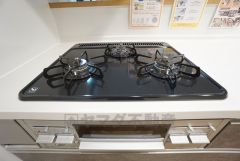 3種類の料理が同時に調理できる、3口ガスコンロ。忙しい夕食の支度時間が短縮できて効率よくお料理が楽しめます。