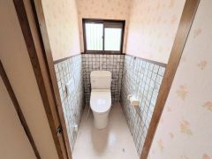 ウォシュレット付トイレです。小窓があるので、換気もばっちりです＾＾