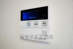 同仕様写真。キッチン横からお湯張り、追い炊き、足し湯がボタン一つで楽々操作できる給湯機リモコンです。忙しい夕飯準備の時間帯に重宝しますね。
