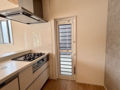 キッチン横には便利な勝手口付き。  ゴミ出しや荷物の搬入もスムーズに行えます。家庭ごみの仮置きにも重宝します