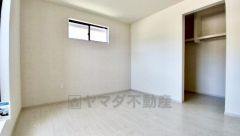 バルコニーに面した陽当たりの良い洋室です＾＾