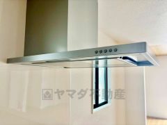お手入れが簡単なスリム型レンジフードです。調理により発生する油煙や臭いを吸い込み、屋外へ排気してくれます。