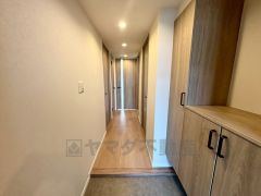 採光も考えられた明るい玄関です。たっぷり収納できるシューズボックス付きなので、家族全員の靴がきれいに整頓できます。