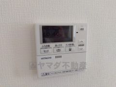 キッチン横からお湯張り、追い炊き、足し湯がボタン一つで楽々操作できる給湯機リモコンです＾＾忙しい夕飯の準備の時間帯に重宝しますね。