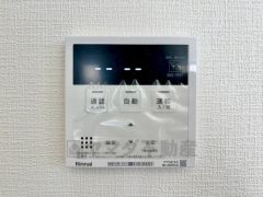 キッチン横からお湯張り、追い炊き、足し湯がボタン一つで楽々操作できる給湯機リモコンです＾＾忙しい夕飯の準備の時間帯に重宝しますね。