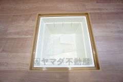 キッチンには床下収納を設けています。生活スペースを減らさず、キッチン用品や非常食など様々なものを収納できます。