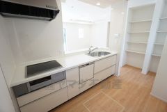 対面式カウンターキッチンでお子様の様子が見守れます。カウンタートップは耐熱性に優れており、日ごろのお掃除もふき取るだけでＯＫ。ステンレスシンクも簡単にお掃除できますよ。