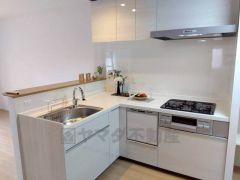 収納も、作業スペースも広々と設けられた使いやすいシステムキッチンです＾＾カウンターキッチンなので、ご家族と会話をしながら楽しくお料理ができます＾＾