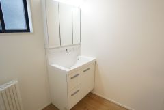 三面鏡裏収納付き洗面化粧台です＾＾ 歯磨きセットやスキンケア用品などの収納に便利ですね。