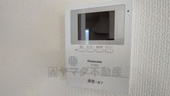 防犯性もばっちり、TVモニター付きインターホン完備。大きなモニターで玄関先を確認できます。録画機能が付いているので不在時の訪問者も確認できて安心です＾＾