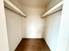 ウォークインクローゼット付き＾＾ハンガーパイプ下にボックスを置いて、枕棚を活用して、たっぷりと収納できそうです＾＾