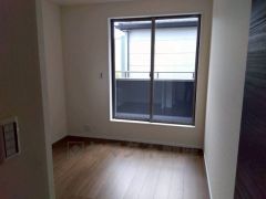 住む人のこだわりを活かす洋室＾＾日当たりがよく、寝室としての利用もおすすめ。広めのクローゼットもあり荷物もすっきり片付けれ、ゆとりのある暮らしが出来ます＾＾