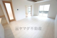 大きな掃き出し窓のあるリビングは、陽光あふれる明るい空間です。ゆったりと寛げる憩いの場となりそうです。