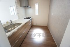 使い勝手の良いシステムキッチン。対面式キッチンからはリビングにいる家族の様子が確認できて安心です＾＾