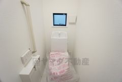 ウォシュレット付きトイレです。1階2階の2ヶ所にトイレがあるので、忙しい朝にもゆとりができますね＾＾