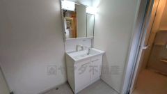 洗面台、洗濯機置き場、バスルームが連なっている、生活導線の考えられた作りになっています。 窓付きなので換気もしっかりできます＾＾