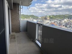 日当たりの良いバルコニー。十分な広さがあるので一度にたくさんの洗濯物を干すことができます。