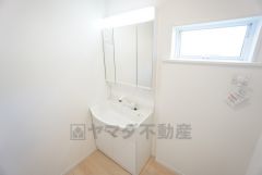 三面鏡つき洗面台。収納も一体型になっているので、化粧品や予備の歯ブラシ等もきれいに整頓できますね＾＾