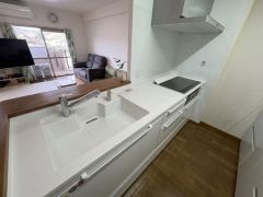 収納も、作業スペースも広々と設けられた使いやすいシステムキッチンです＾＾カウンターキッチンなので、ご家族と会話をしながら楽しくお料理ができます＾＾