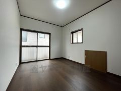 2面採光を確保した明るい室内は、風通しも良く、大変居心地の良い空間となっております。寝室としてもおすすめです。