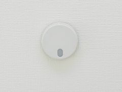 火災による煙や熱を感知して、警報音やブザー等で火災の発生を知らせてくれる火災警報器。