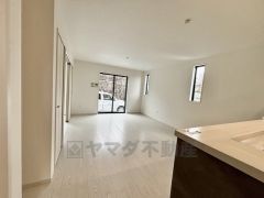 大きな掃き出し窓のあるリビングは、陽光あふれる明るい空間です。ゆったりと寛げる憩いの場となりそうです。