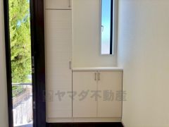 採光も考えられた明るい玄関です。たっぷり収納できるシューズボックス付きなので、家族全員の靴がきれいに整頓できます。