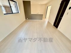 家族が集まる開放的なリビング。思い思いの時間を過ごしたり食事をしたり、素敵な団らんの場になりますね。